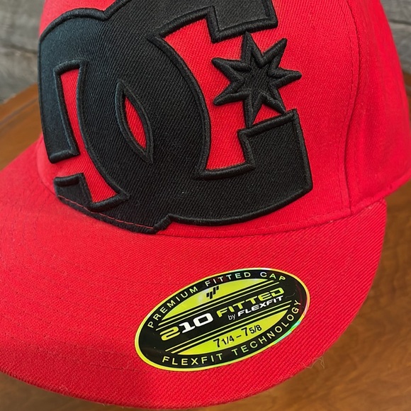 D/C 210 fitted brim hat - Picture 2 of 6